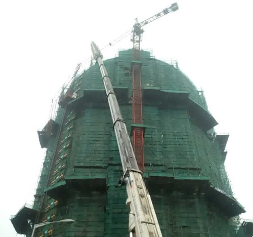 兴义吊车在工地上作业
